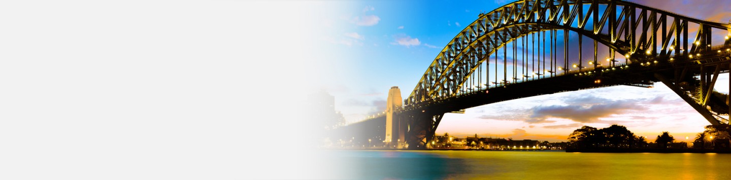 在标志性悉尼港口桥梁的日落